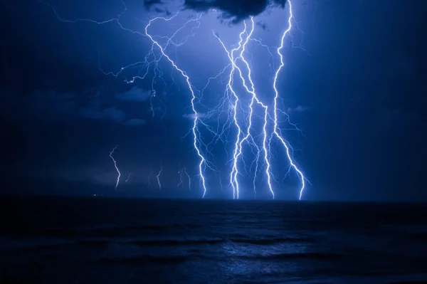 Clarão Relâmpagos Sobre Nuvens Tempestade Mar — Fotografia de Stock