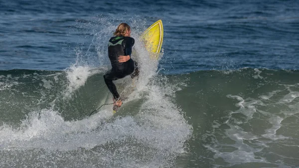 Zadní Pohled Mužského Surfaře Surfujícího Vlnitém Oceánu — Stock fotografie