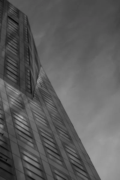 Eine Vertikale Aufnahme Des Daches Eines Gebäudes Unter Wolkenverhangenem Himmel — Stockfoto