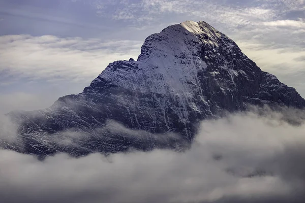 Alta Montagna Tra Nuvole — Foto Stock