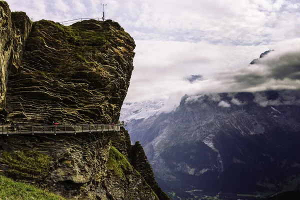 Sentier Bord Une Haute Montagne Par Une Matinée Nuageuse — Photo