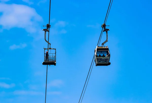 Het Uitzicht Van Antenne Tram Tegen Blauwe Lucht — Stockfoto
