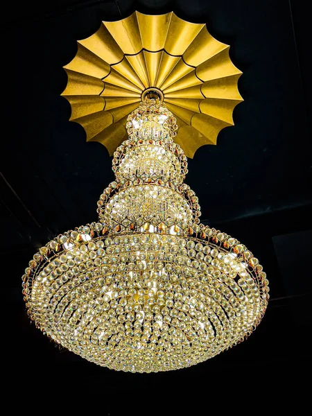 Вертикальный Низкоугольный Снимок Освещенной Роскошной Золотой Хрустальной Люстры — стоковое фото
