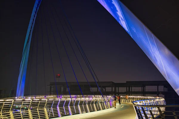 Ponte Pedonal Canal Água Dubai Nos Emirados Árabes Unidos Noite — Fotografia de Stock