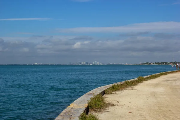 多云的天空下美丽的海景 — 图库照片