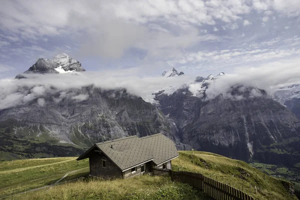Sebuah Rumah Pedesaan Tepi Sebuah Bukit Daerah Pegunungan — Stok Foto