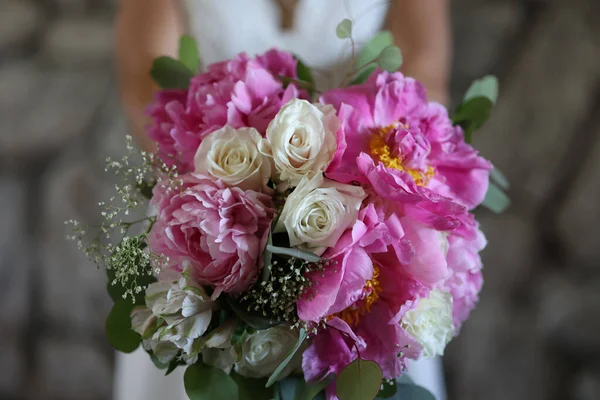 白いドレスの女性の手にバラの花束のクローズアップショット — ストック写真