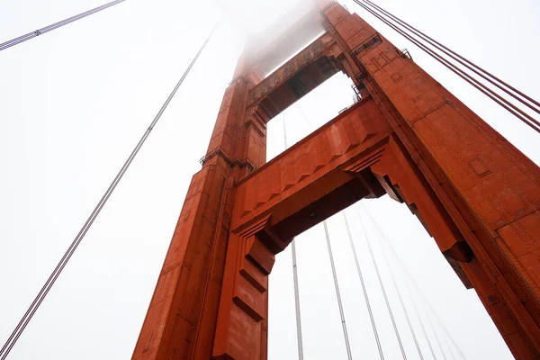 Låg Vinkel Skott Golden Gate Bron Över Floden Kall Dimmig — Stockfoto