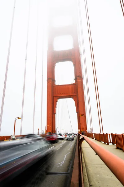 Tiro Vertical Ponte Golden Gate Com Carros Movimento Dia Nebuloso — Fotografia de Stock