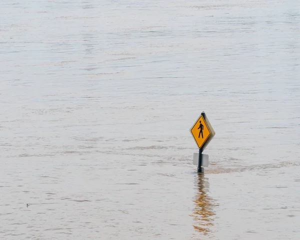 Una Señal Amarilla Para Los Peatones Que Salen Del Agua — Foto de Stock