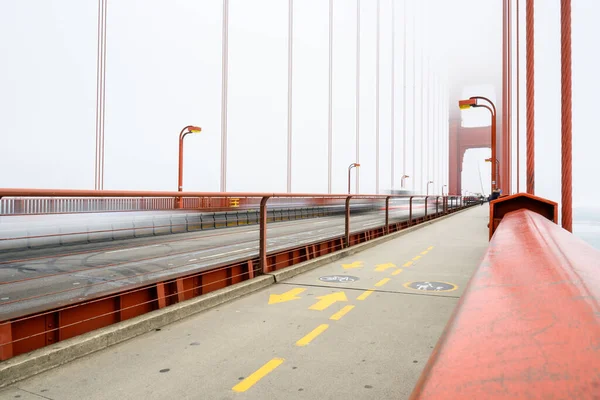 Het Voetgangersgebied Van Golden Gate Brug Rivier Een Koude Mistige — Stockfoto