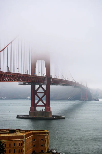 Egy Függőleges Felvétel Golden Gate Hídról Mozgó Autókkal Egy Hideg — Stock Fotó