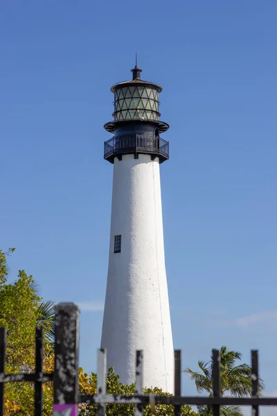 Eine Vertikale Aufnahme Des Weißen Leuchtturms Bill Baggs Cape Florida — Stockfoto