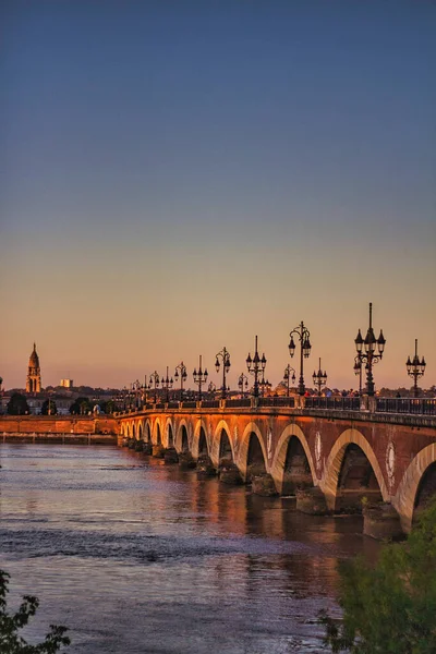 フランスの日没の間に聖ミシェル大聖堂とボルドー川の橋 — ストック写真