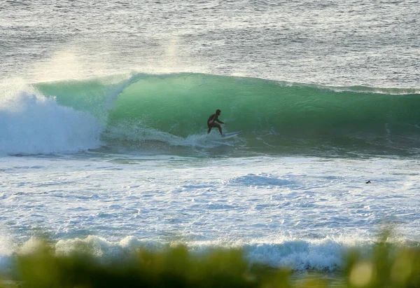 Scénický Záběr Člověka Surfujícího Vlnami Oceánu Slunečného Dne — Stock fotografie