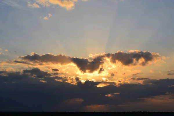 Hermoso Paisaje Puesta Sol Través Las Nubes Ideal Para Wallp — Foto de Stock