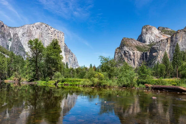 Een Prachtig Uitzicht Een Rivier Yosemite National Park California Verenigde — Stockfoto