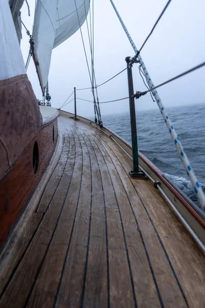 Dalgalı Denizde Açık Bir Gökyüzünün Altında Maine Abd Bir Yelkenli — Stok fotoğraf