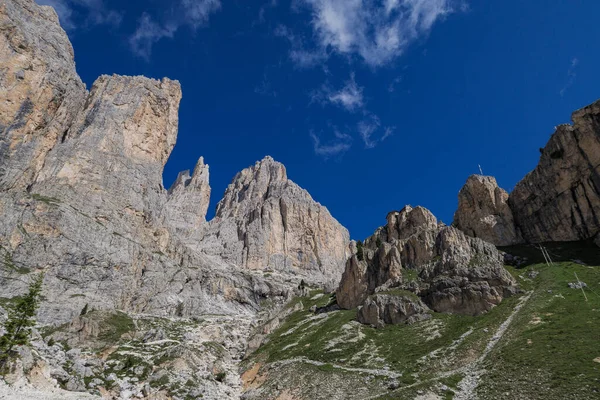 Tiro Ángulo Bajo Altas Montañas Rocosas Bajo Cielo Azul Claro —  Fotos de Stock