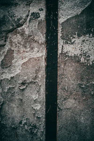 Pionowe Ujęcie Wietrznej Rustykalnej Ściany Czarną Ciemną Szczeliną Pomiędzy — Zdjęcie stockowe