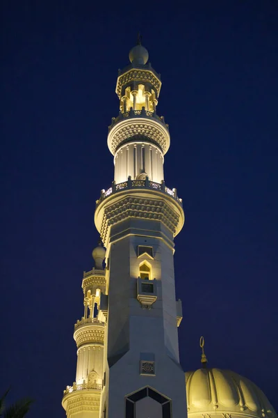 Una Toma Ángulo Bajo Madina Minar Iluminada Emiratos Árabes Unidos — Foto de Stock
