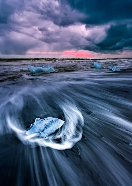 Dlouhý Záběr Vody Břehu Která Soumraku Odtéká Zpět Oceánu — Stock fotografie
