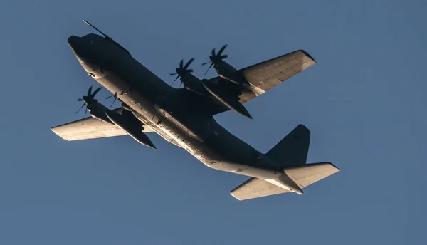 Ein Tiefflug Von Flugzeugen Vor Blauem Himmel — Stockfoto