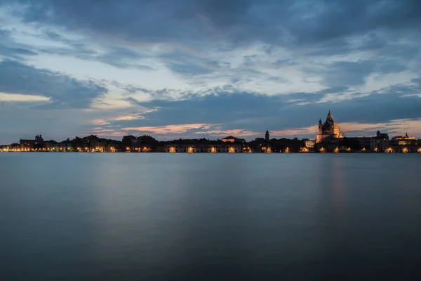 Bellissimo Paesaggio Marino Con Edifici Costieri Tramonto Sotto Cielo Nuvoloso — Foto Stock