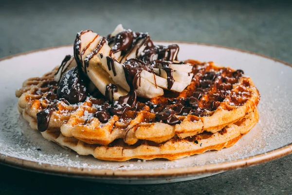 Plato Con Gofres Gourmet Con Rebanadas Chocolate Plátano — Foto de Stock