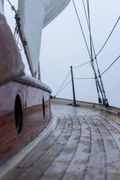 Eine Vertikale Aufnahme Vom Bord Eines Segelbootes Bei Klarem Himmel — Stockfoto
