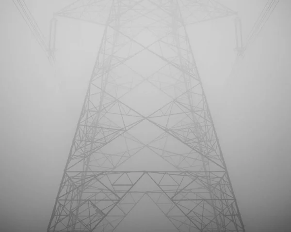 Torre Transmissão Alta Tensão Sob Nevoeiro — Fotografia de Stock