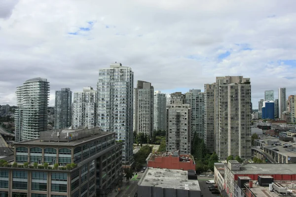 在多云的天空下 城市的建筑物和摩天大楼尽收眼底 — 图库照片