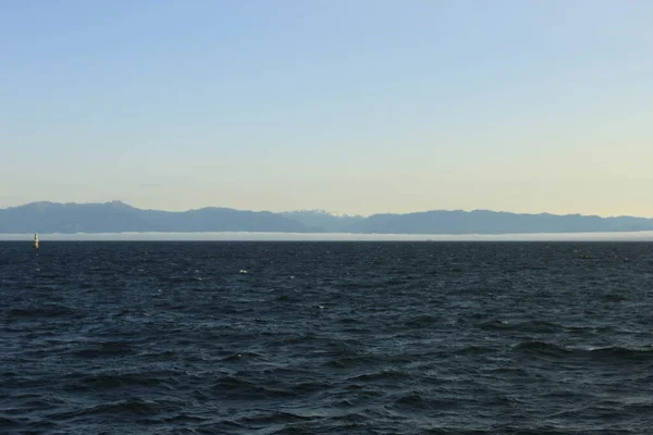 Een Prachtig Uitzicht Zee Met Onduidelijke Berg Achtergrond — Stockfoto