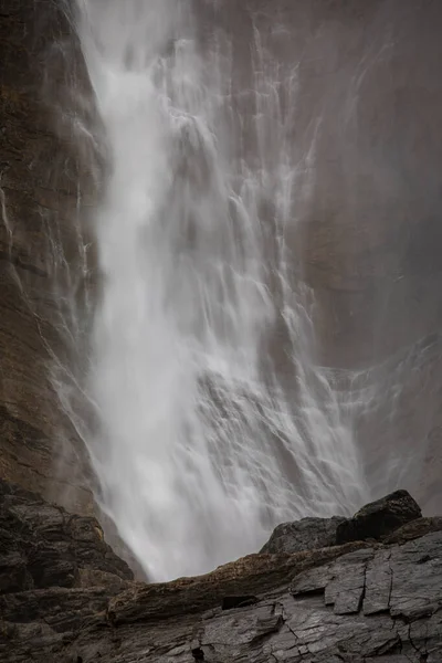 Tiro Vertical Uma Bela Cachoeira Floresta — Fotografia de Stock