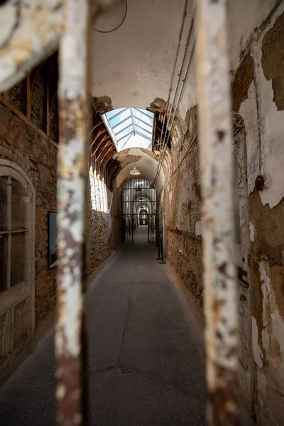 Viejo Corredor Una Prisión Por Barandilla Oxidada —  Fotos de Stock