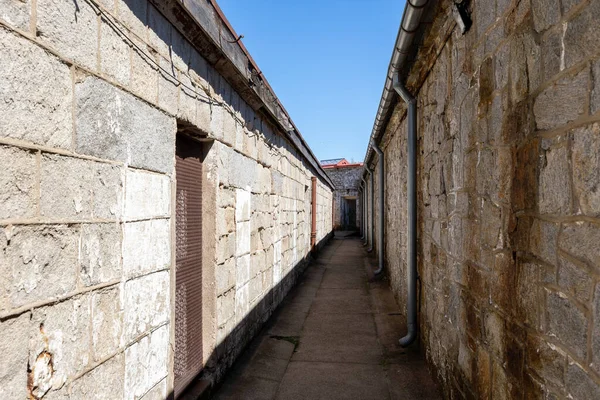 Estrecho Corredor Entre Los Antiguos Edificios Prisión — Foto de Stock