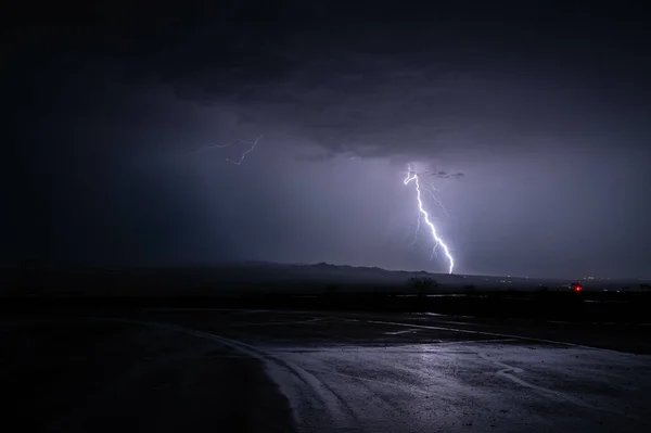 Een Betoverende Scène Van Een Lightning Tijdens Een Onweersbui Nachts — Stockfoto