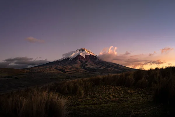 Una Hermosa Vista Una Montaña Con Pico Nevado Bajo Cielo — Foto de Stock