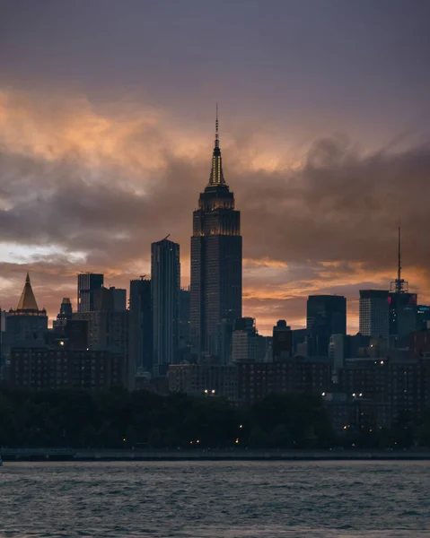 高層ビルや川が目の前に立ち並ぶニューヨークの街並みの絶景ショット — ストック写真