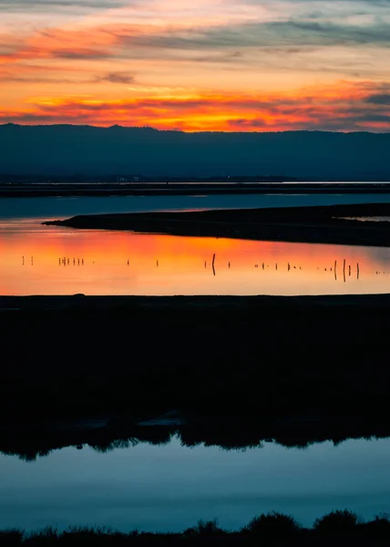 Colpo Verticale Bellissimo Cielo Arancio Tramonto Suo Riflesso Sul Lago — Foto Stock