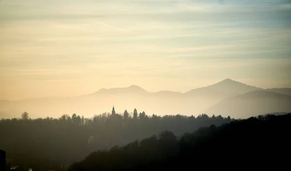 Scenic Shot Gorgeous Autumn Forest Surrounded High Mountains — Stockfoto