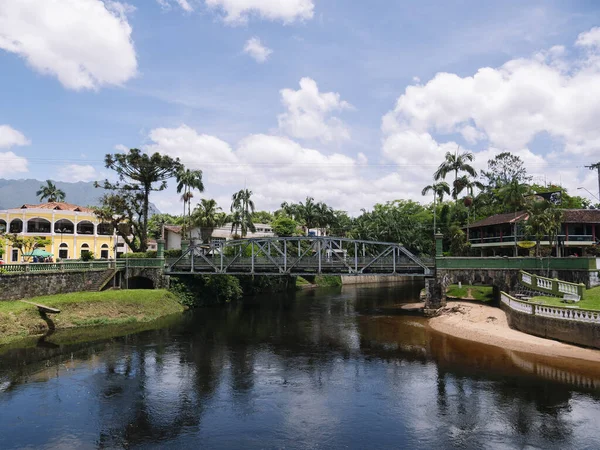 Veduta Del Piccolo Ponte Sul Fiume Alcuni Alberi Sullo Sfondo — Foto Stock