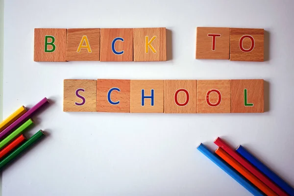 Close Dos Blocos Madeira Com Letras Lápis Cor Volta Escola — Fotografia de Stock