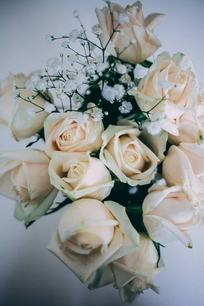 Plan Vertical Bouquet Roses Blanches Sur Fond Blanc — Photo