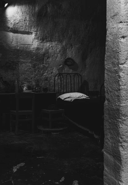 Сіра Галявина Старовинного Металевого Ліжка Подушкою Старій Кімнаті Кам Янистими — стокове фото