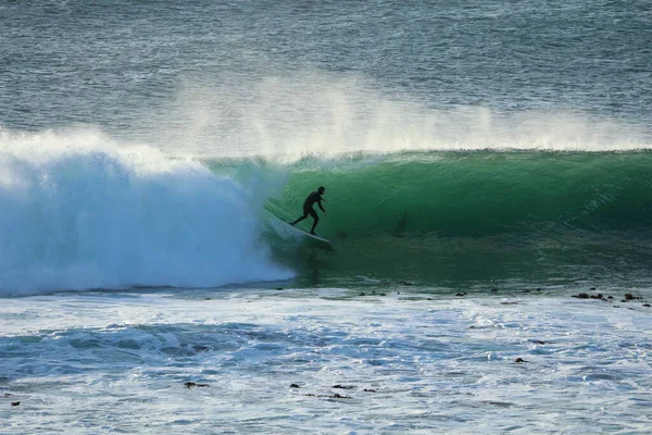 Plano Escénico Una Persona Surfeando Través Las Olas Del Océano — Foto de Stock