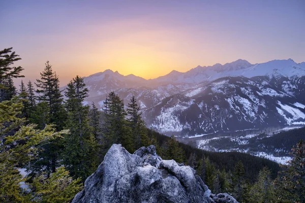 Красивый Вид Заснеженные Горные Горошины Закате — стоковое фото
