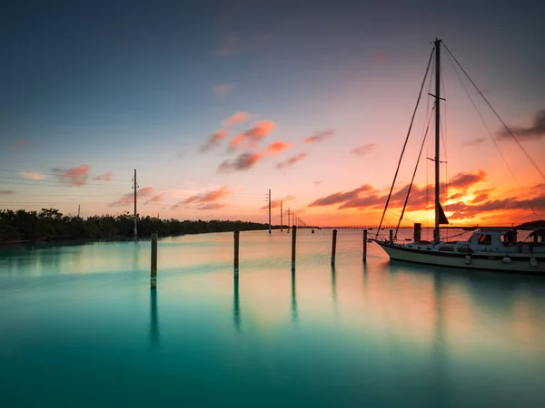 Ein Segelboot Auf See Vor Einem Wunderschönen Sonnenuntergang — Stockfoto