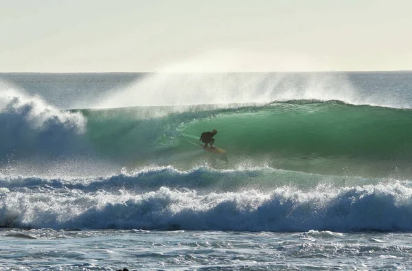 Мальовничий Знімок Людини Яка Проходить Крізь Хвилі Океану Сонячний День — стокове фото