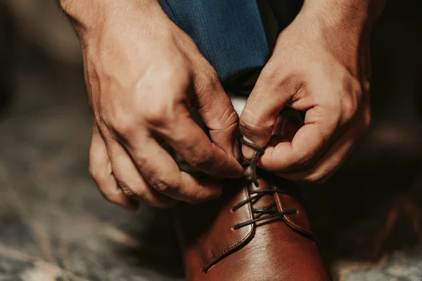 Primo Piano Mani Maschili Che Legano Lacci Delle Scarpe — Foto Stock